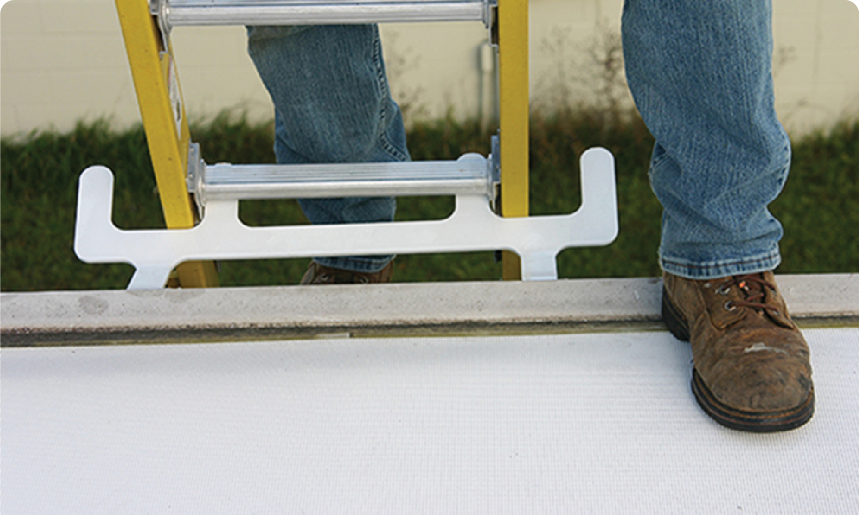 Smart Ladder Rest with ladder leaning on it to protect edge of roof