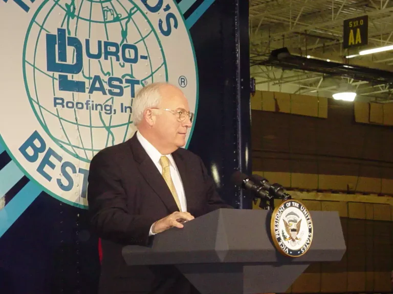 photo of Dick Cheney speaking at Duro-Last plant